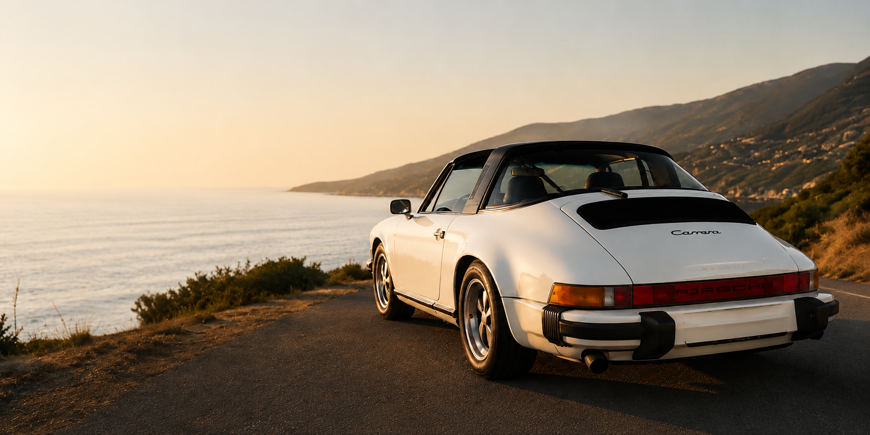 Porsche 911 Targa classique face à la mer sur la Côte d'Azur