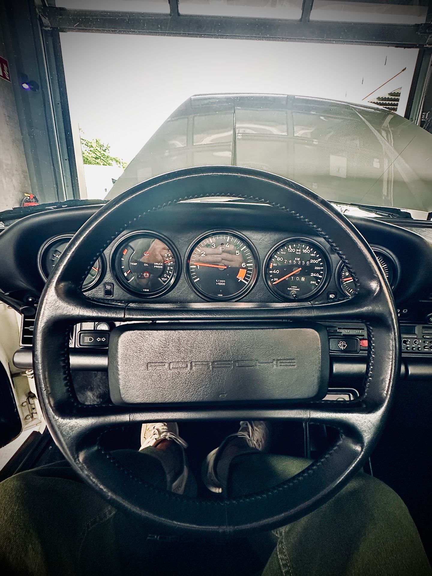 Détail volant et tableau de bord Porsche classique